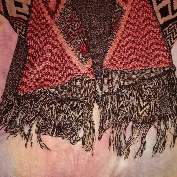 One Size Boho Pink, Cream & Dark Gray Sleeveless Fringe Cardigan - Picture 5 of 9